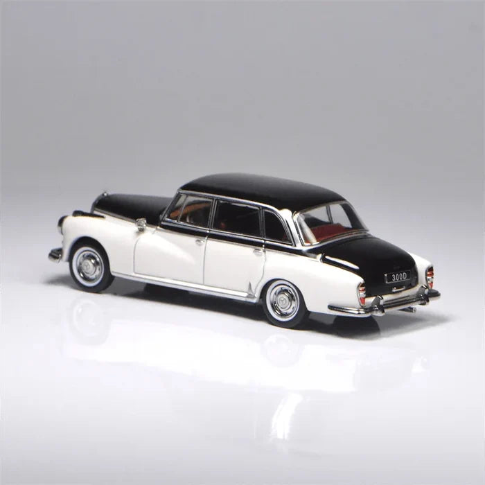 GFCC 1:64 300D Museum Black Silver / White Diecast Model Car